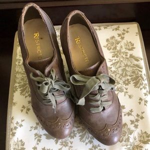 Vintage inspired wing tip wedge